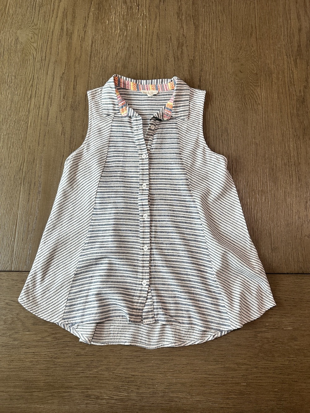 Hem & Thread Sleeveless Button Down Top Size Small